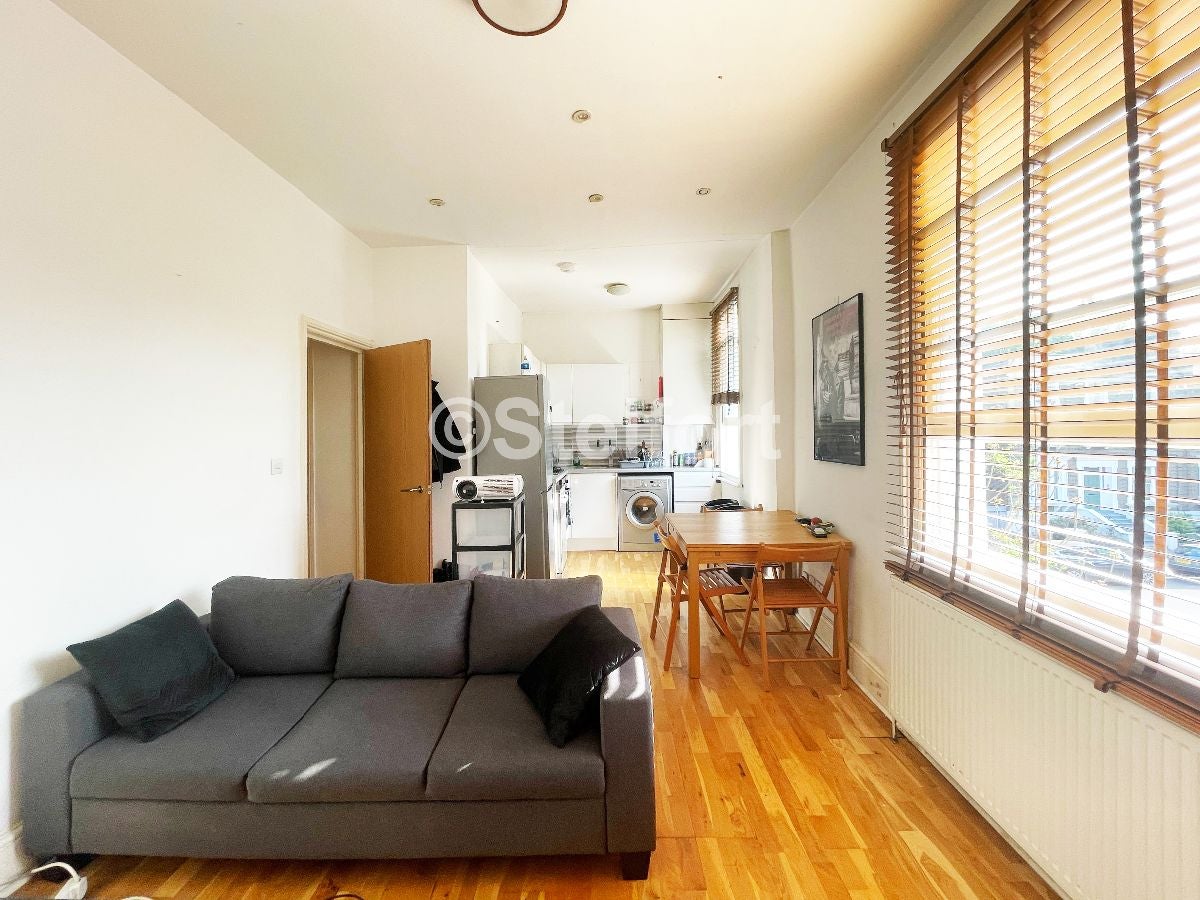 Flat Bartholomew Road in Greater London