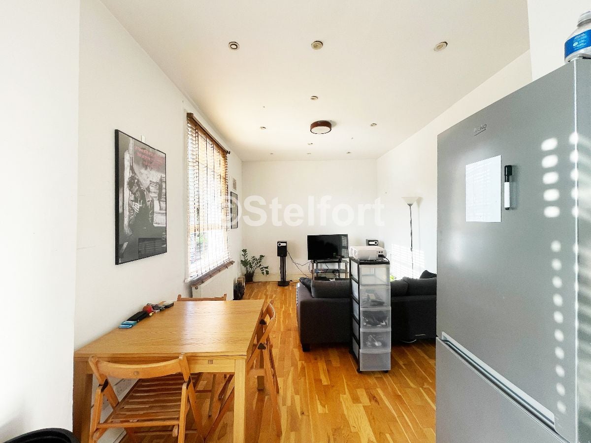 Flat Bartholomew Road in Greater London