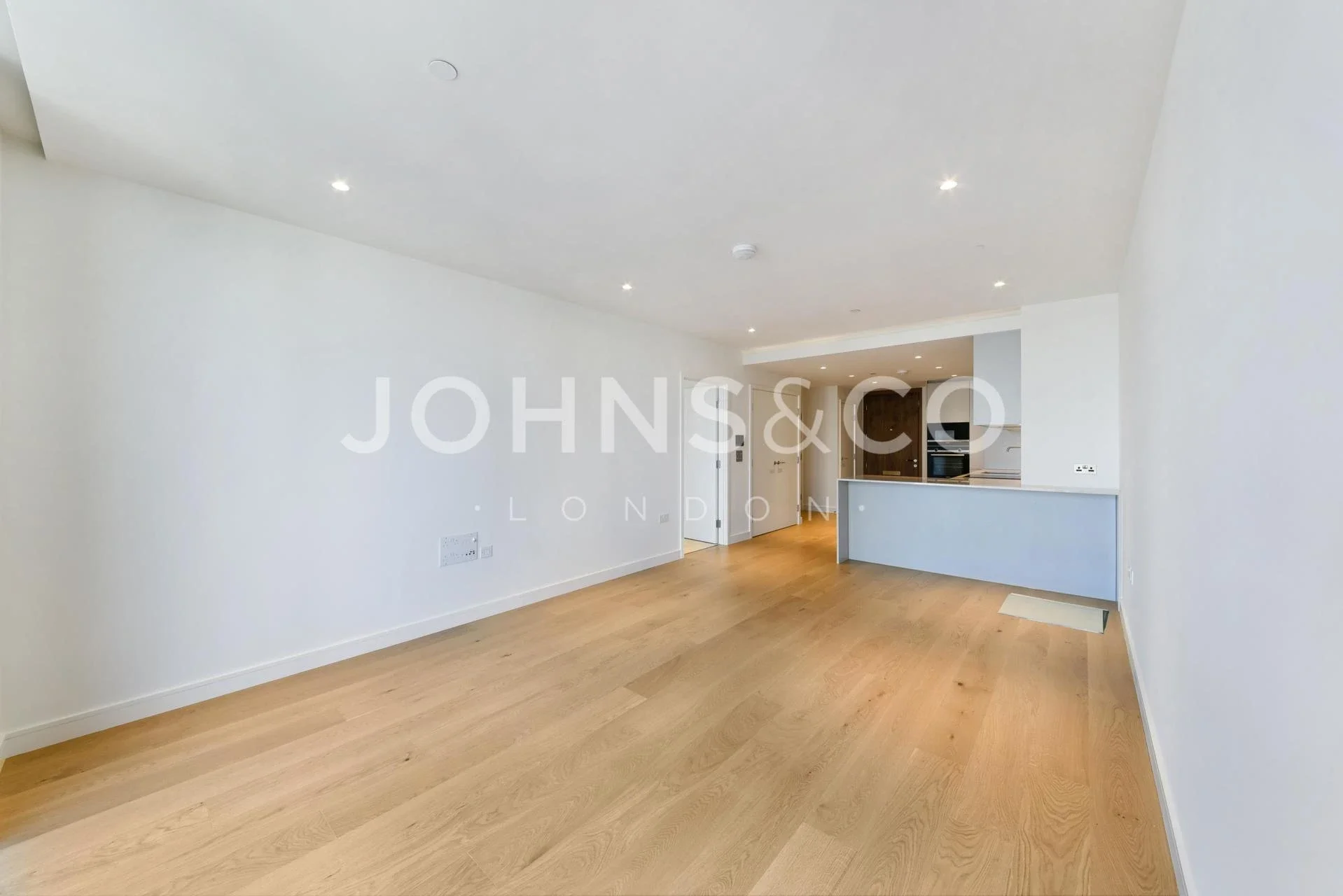 Flat Pepper Street in Greater London