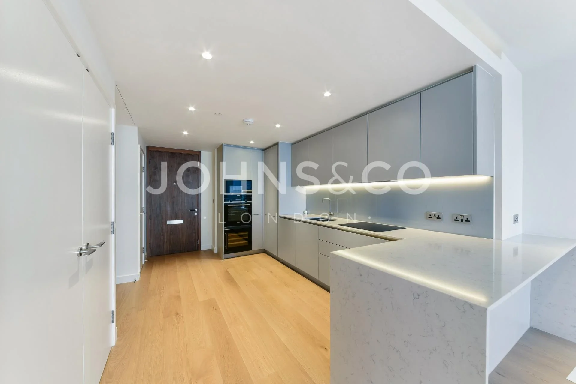Flat Pepper Street in Greater London
