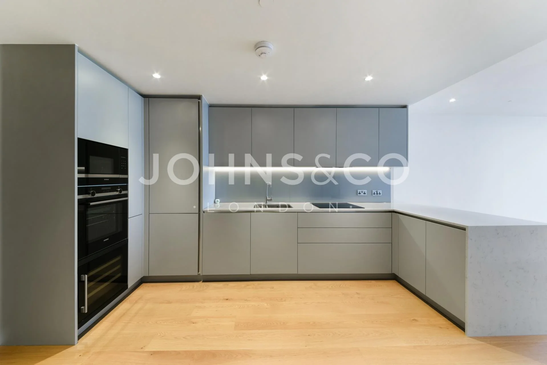 Flat Pepper Street in Greater London