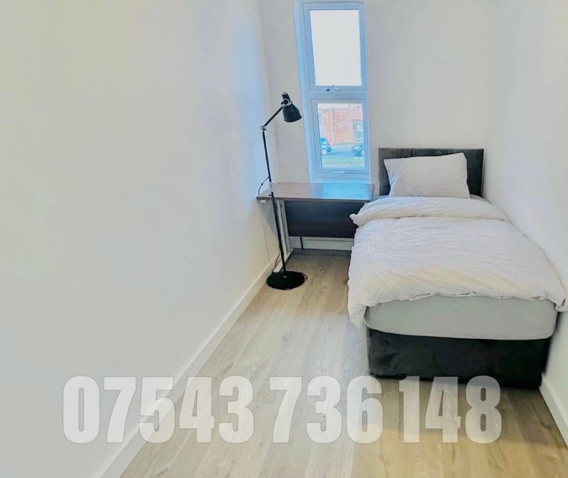 Room Ashley Road in Poole