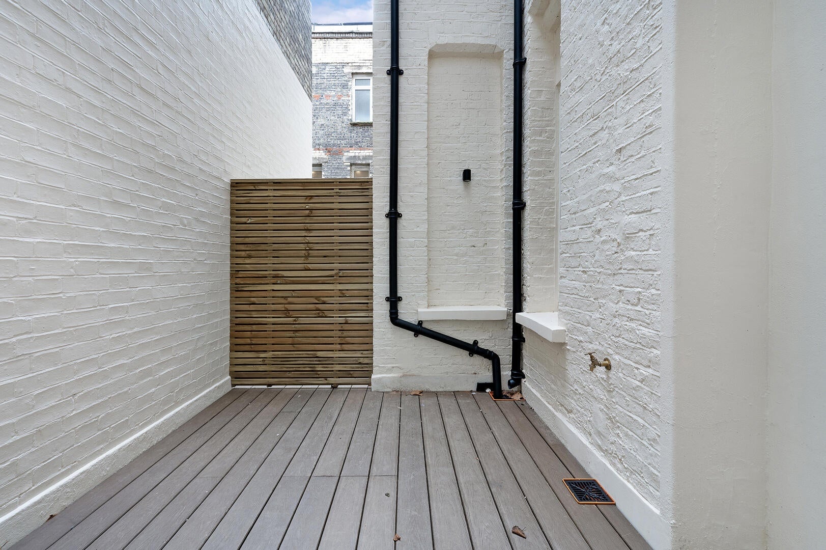 Flat Bramham Gardens in Greater London