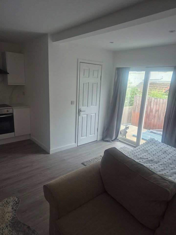 Room Buller Road in Greater London