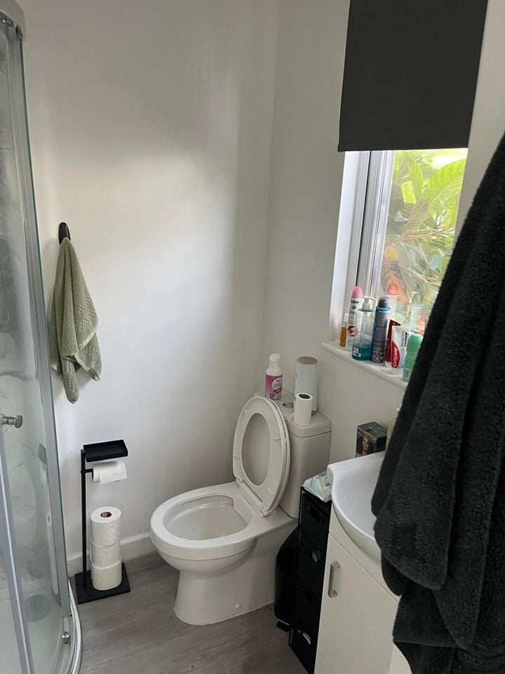 Room Buller Road in Greater London