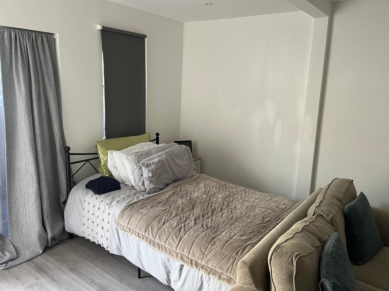Room Buller Road in Greater London