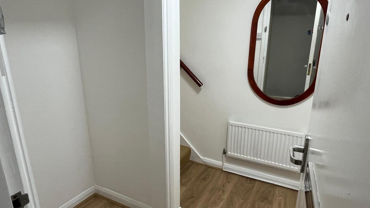 Flat Northfield Avenue in London