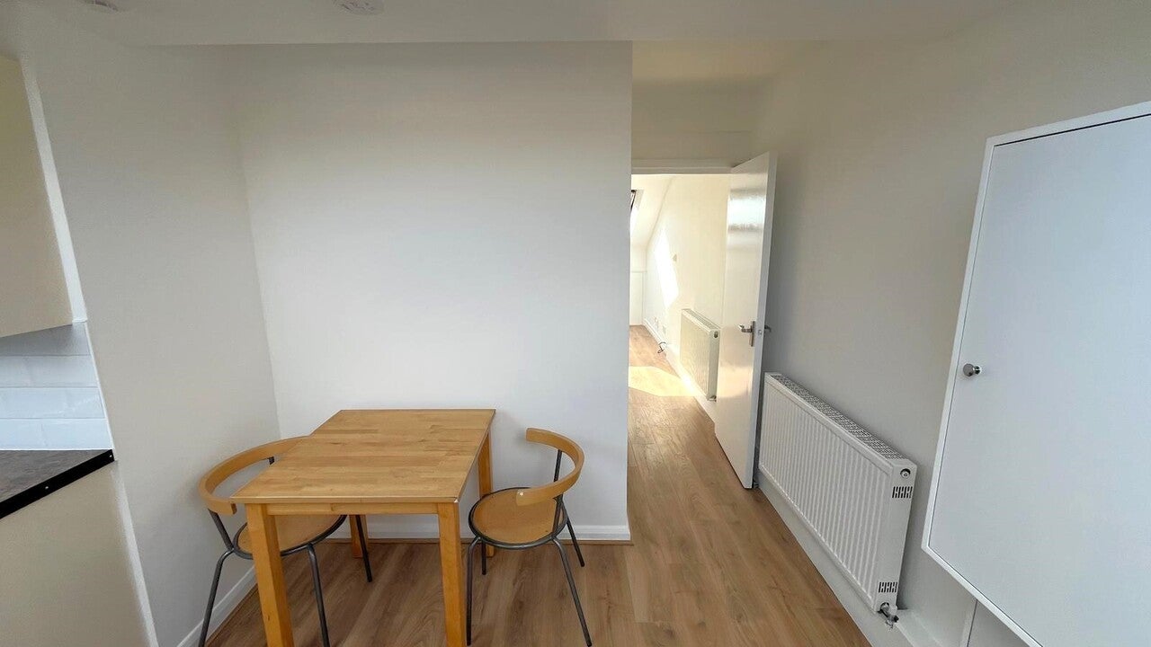 Flat Northfield Avenue in London