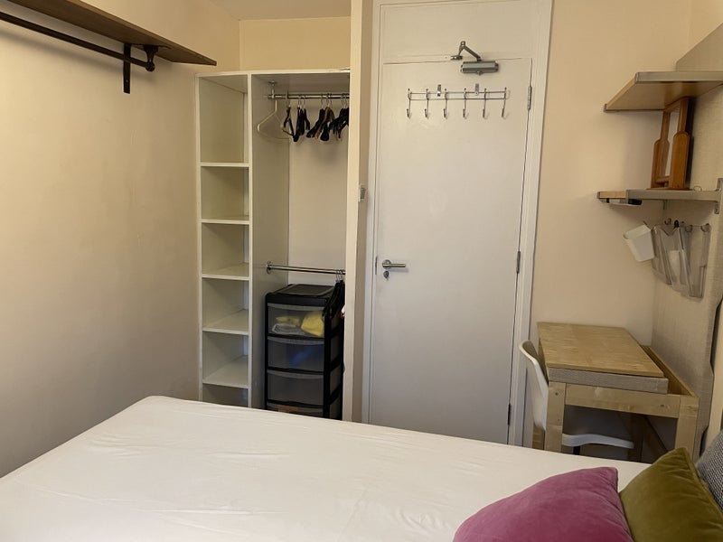 Room Barney Close in Greater London