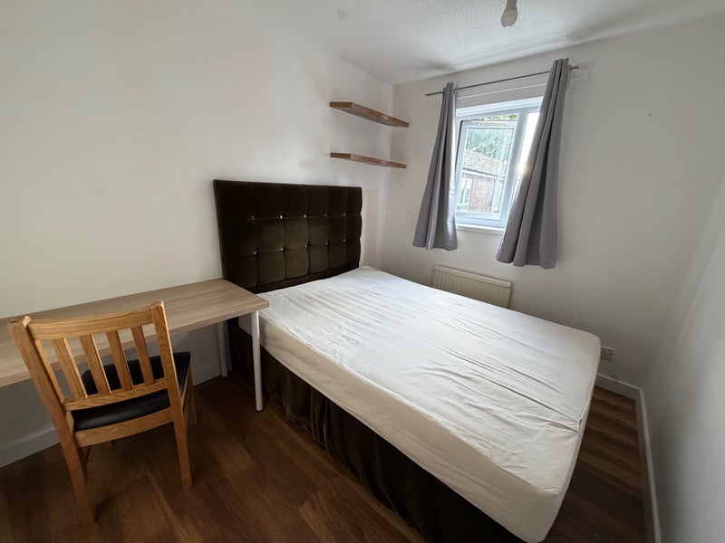 Room Barney Close in Greater London
