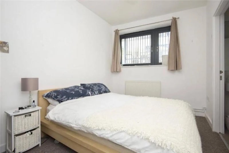 Room Gillett Place in Greater London