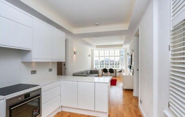 Flat Warwick Gardens in London