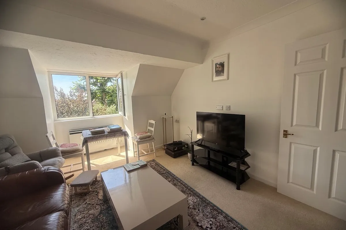 Flat Mayfield Avenue in Greater London