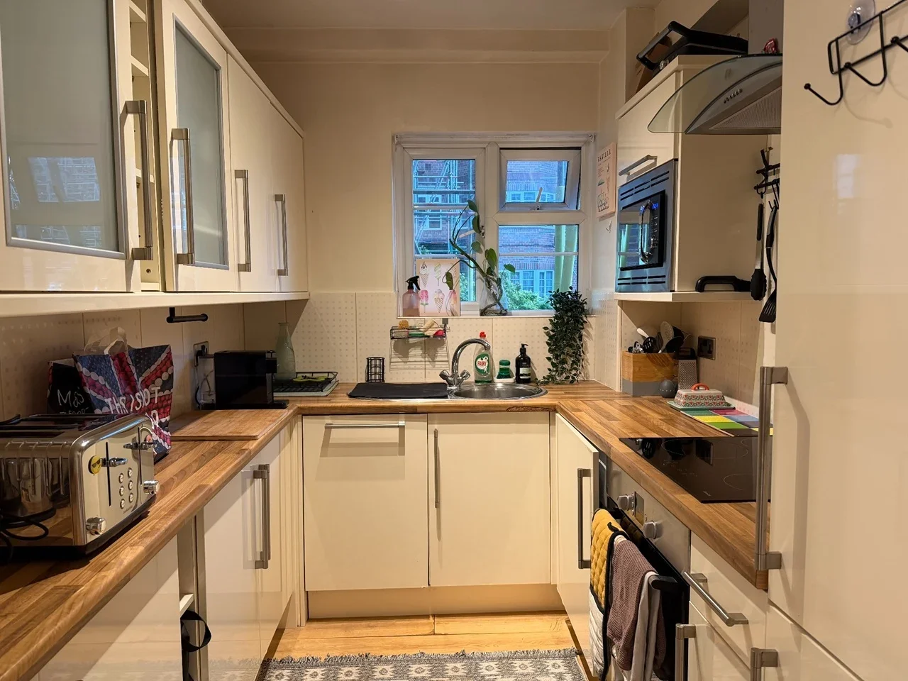 Flat Chiswick Village in Greater London