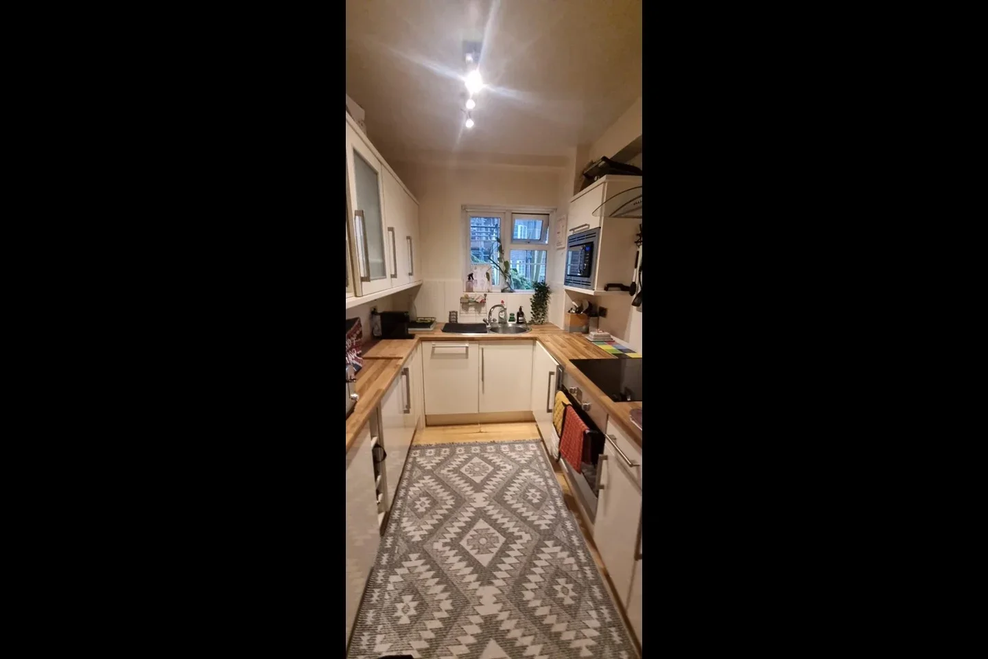 Flat Chiswick Village in Greater London