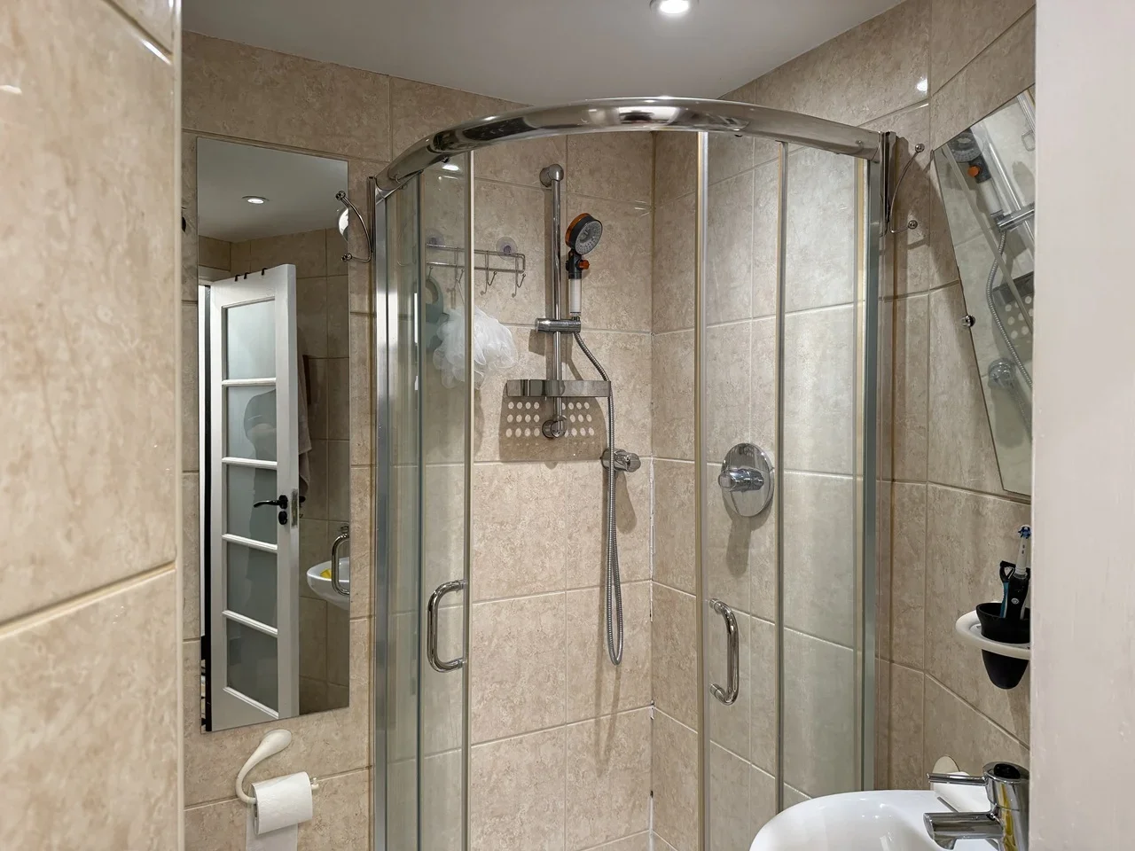 Flat Chiswick Village in Greater London