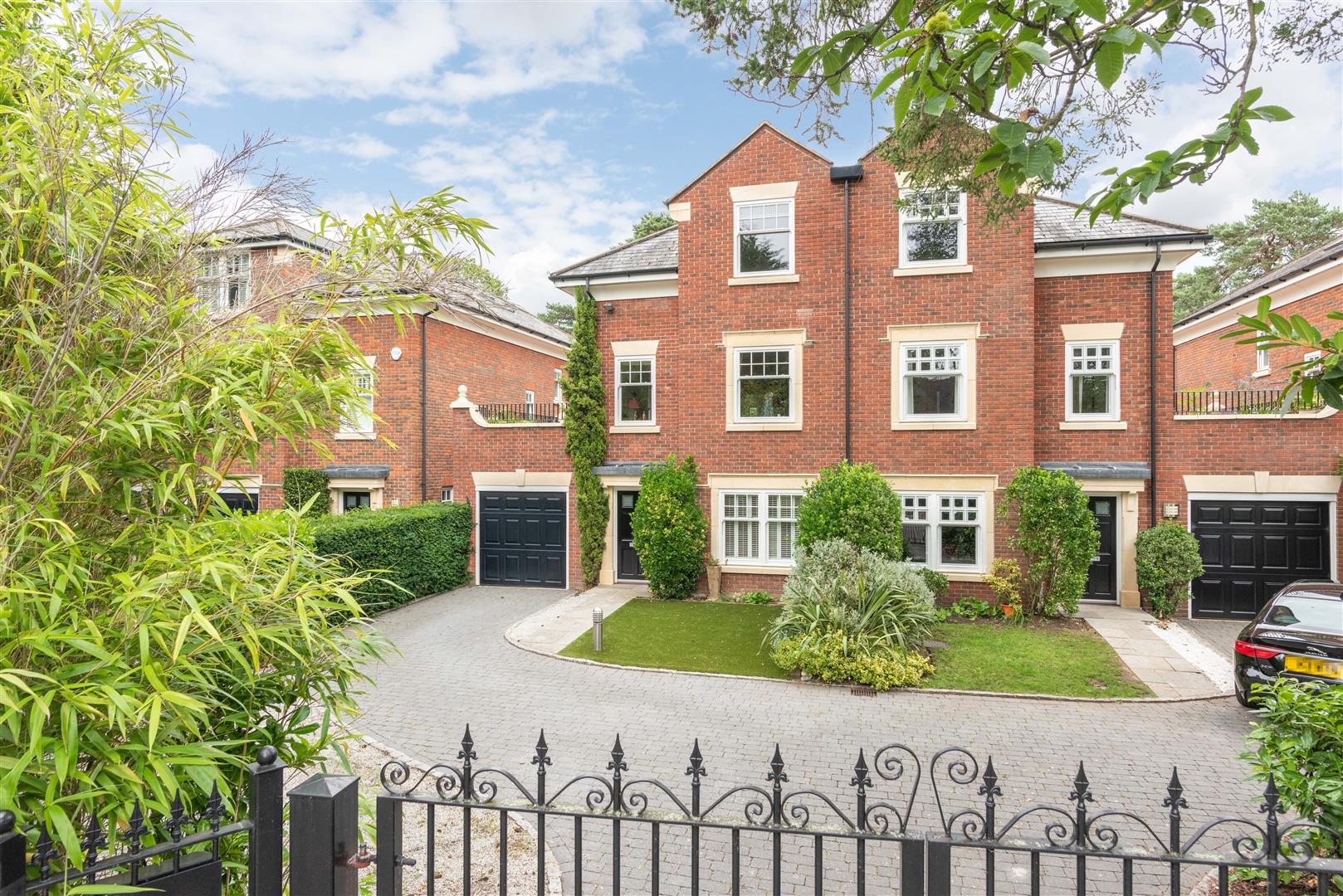 House Old Avenue in Elmbridge