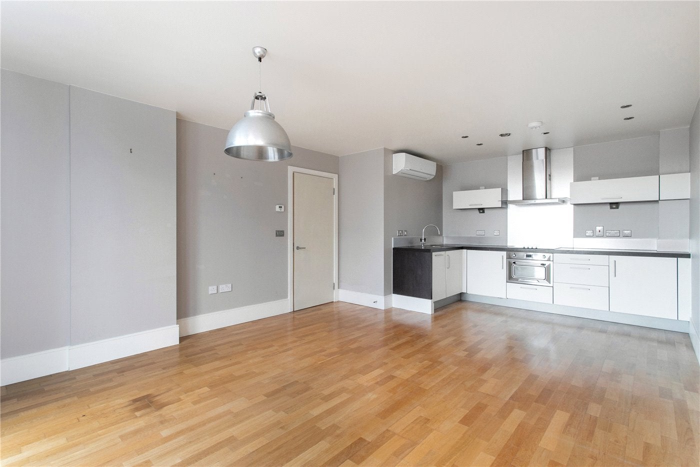 Flat Gillespie Road in Greater London