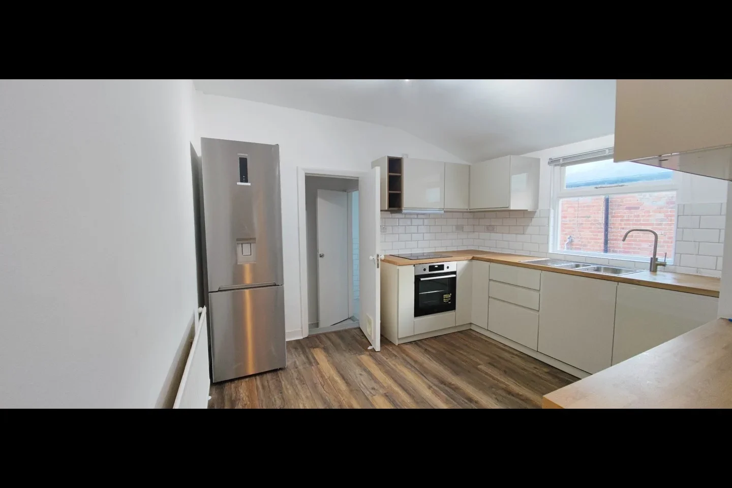 Flat Willow Vale in Greater London