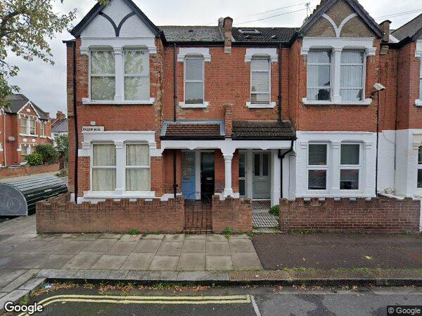 Flat Willow Vale in Greater London