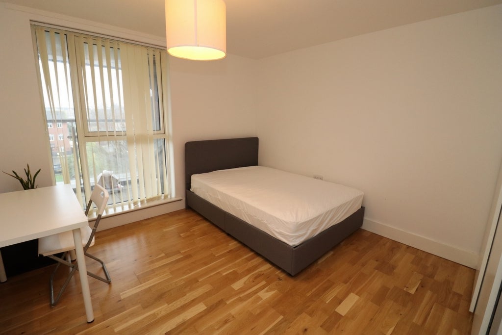 Room Globe Road in Greater London