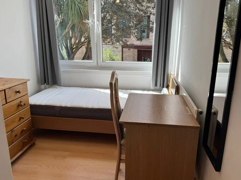 Room Trebovir Road in Greater London