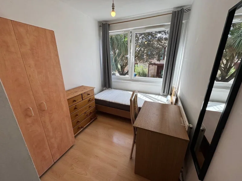 Room Trebovir Road in Greater London