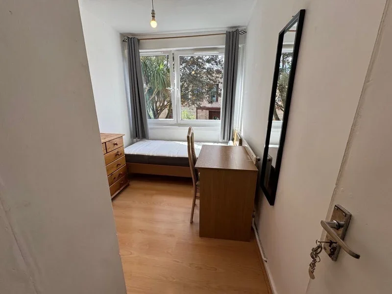 Room Trebovir Road in Greater London