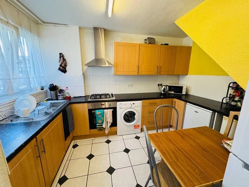 Room Trebovir Road in Greater London