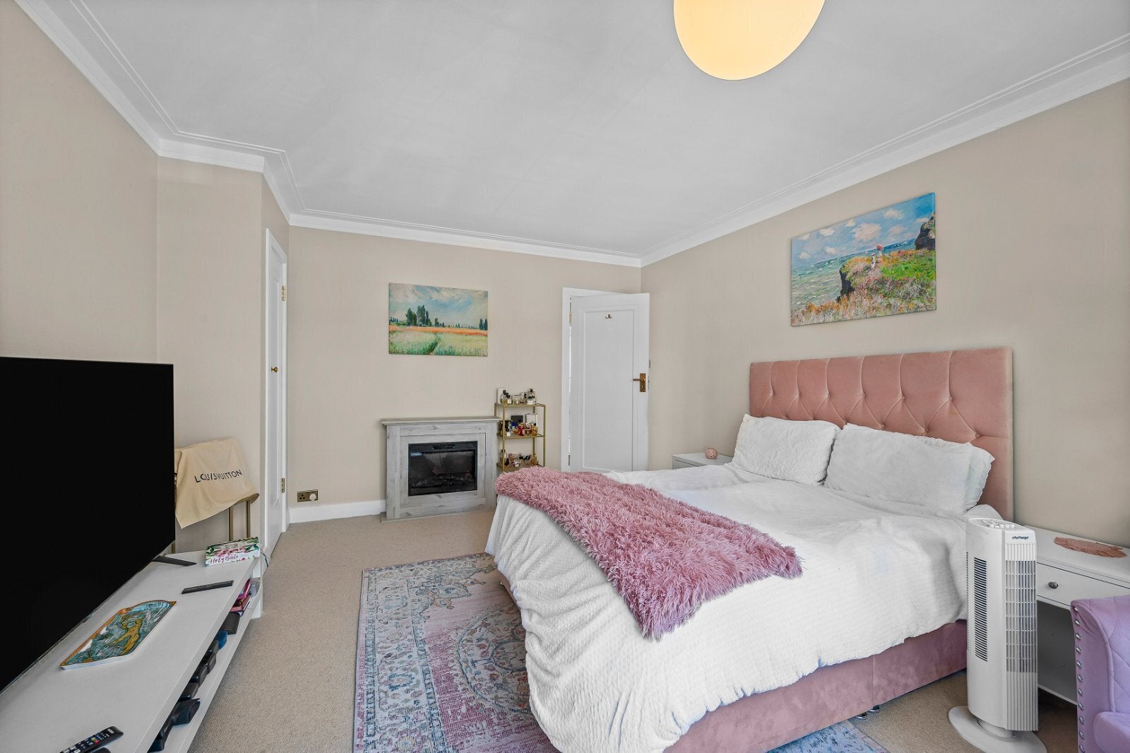 Flat Highlands Heath in Greater London