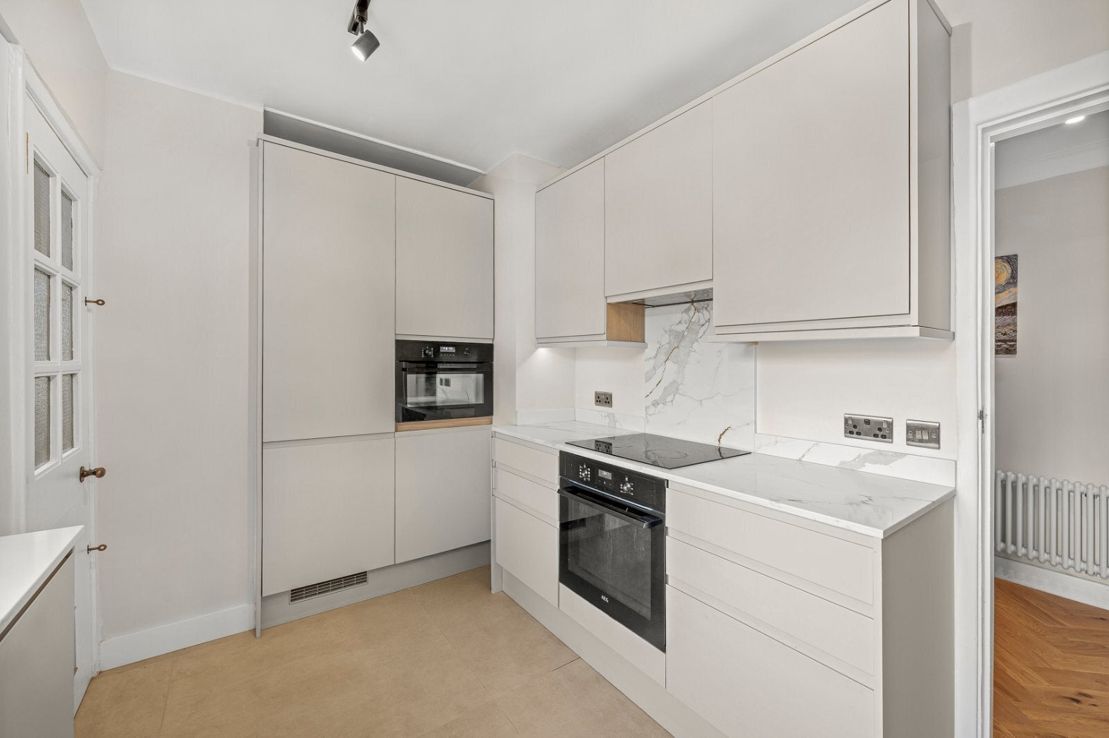 Flat Highlands Heath in Greater London
