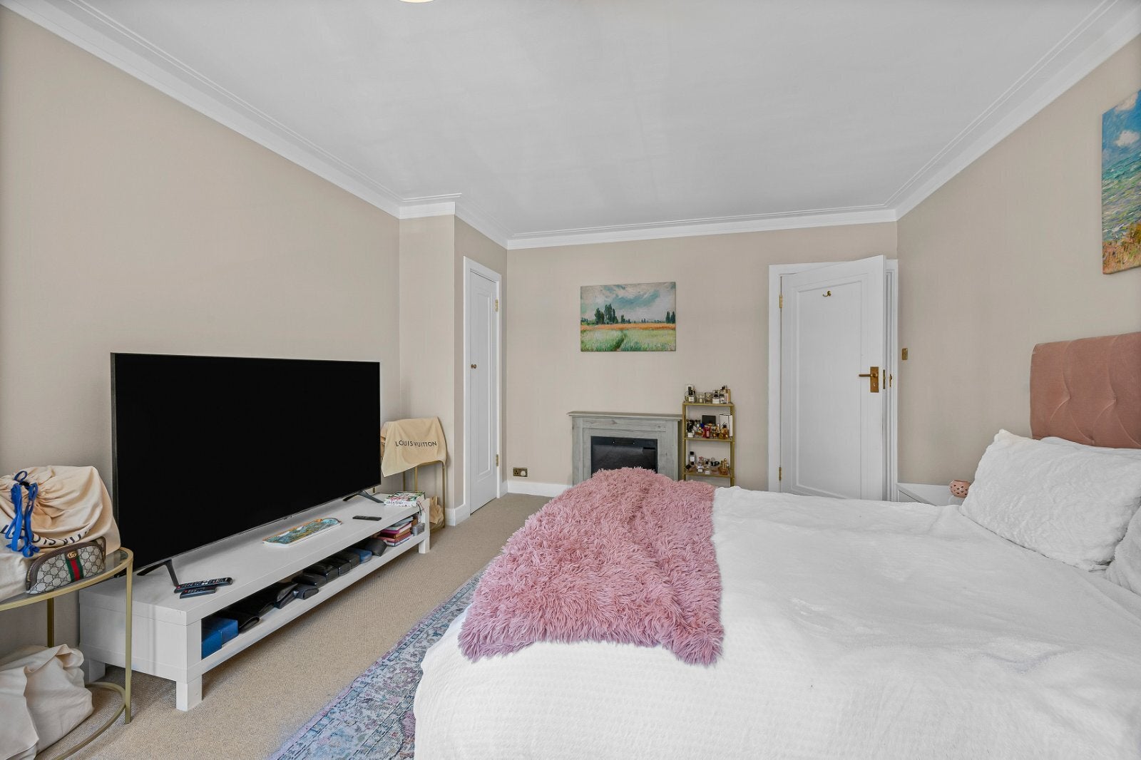 Flat Highlands Heath in Greater London