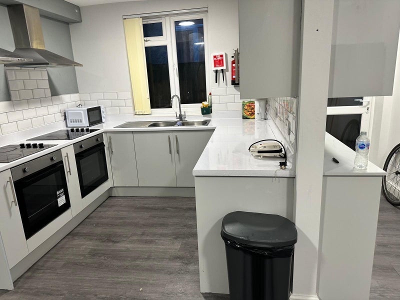 Room Southmead Road in Bristol