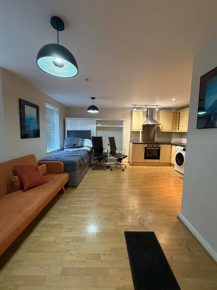 Flat Carolina Road in Greater London