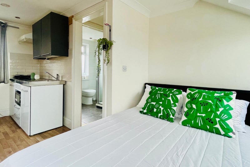 Room Sunningdale Avenue in Greater London