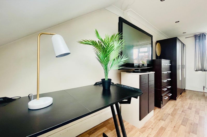 Room Sunningdale Avenue in Greater London