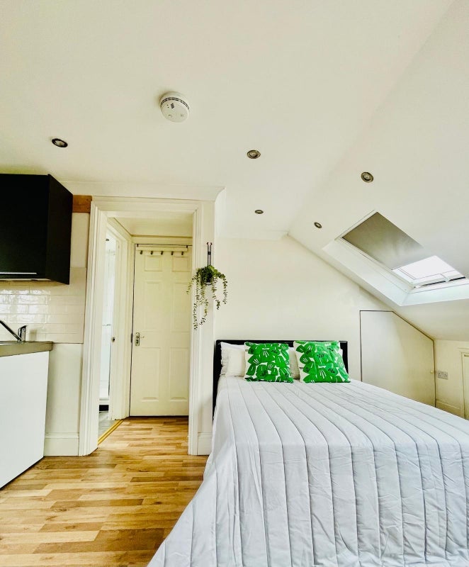 Room Sunningdale Avenue in Greater London