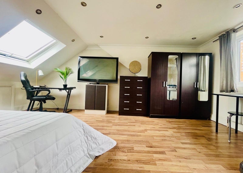Room Sunningdale Avenue in Greater London