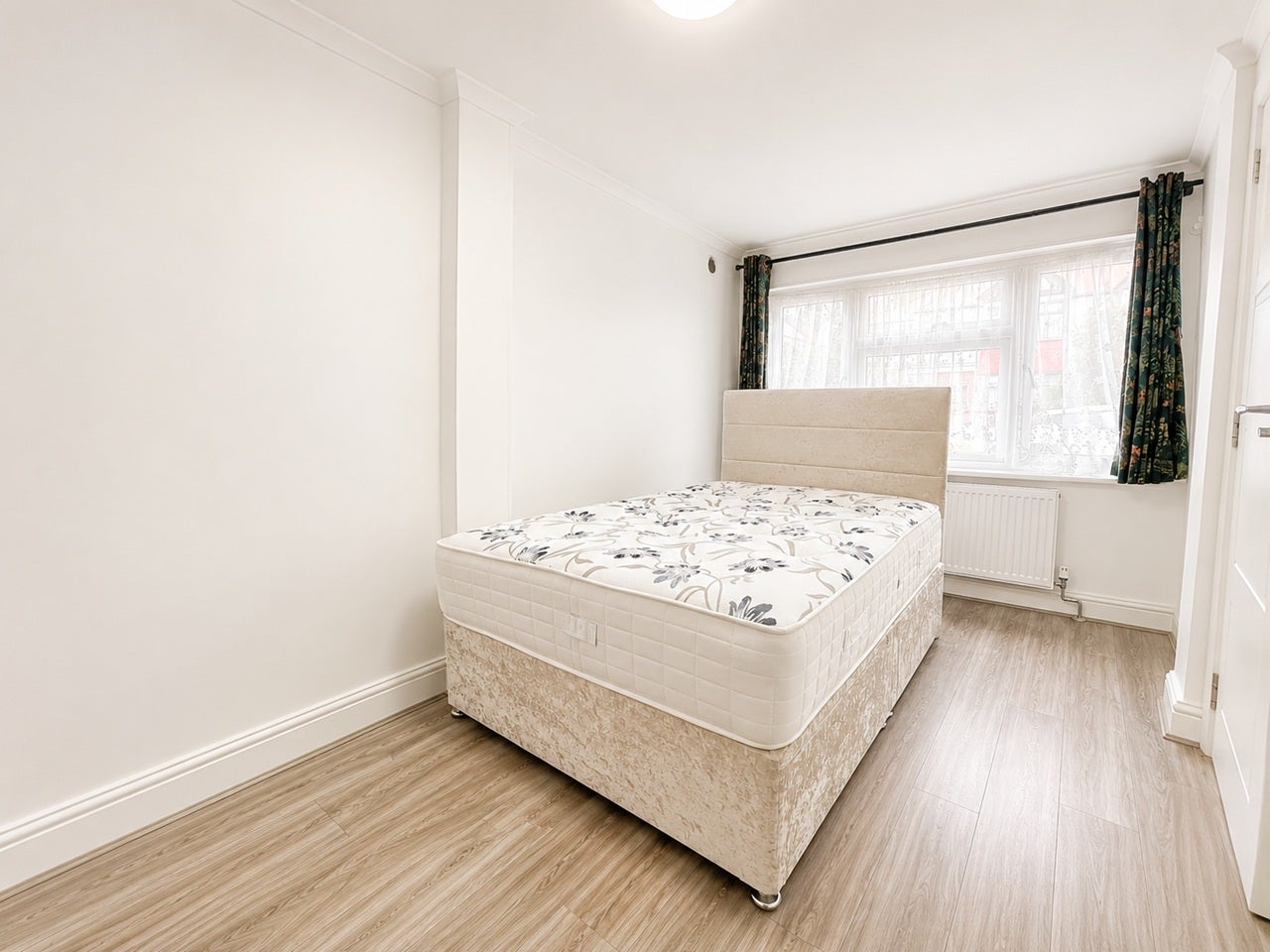 Flat Holt Road in Greater London