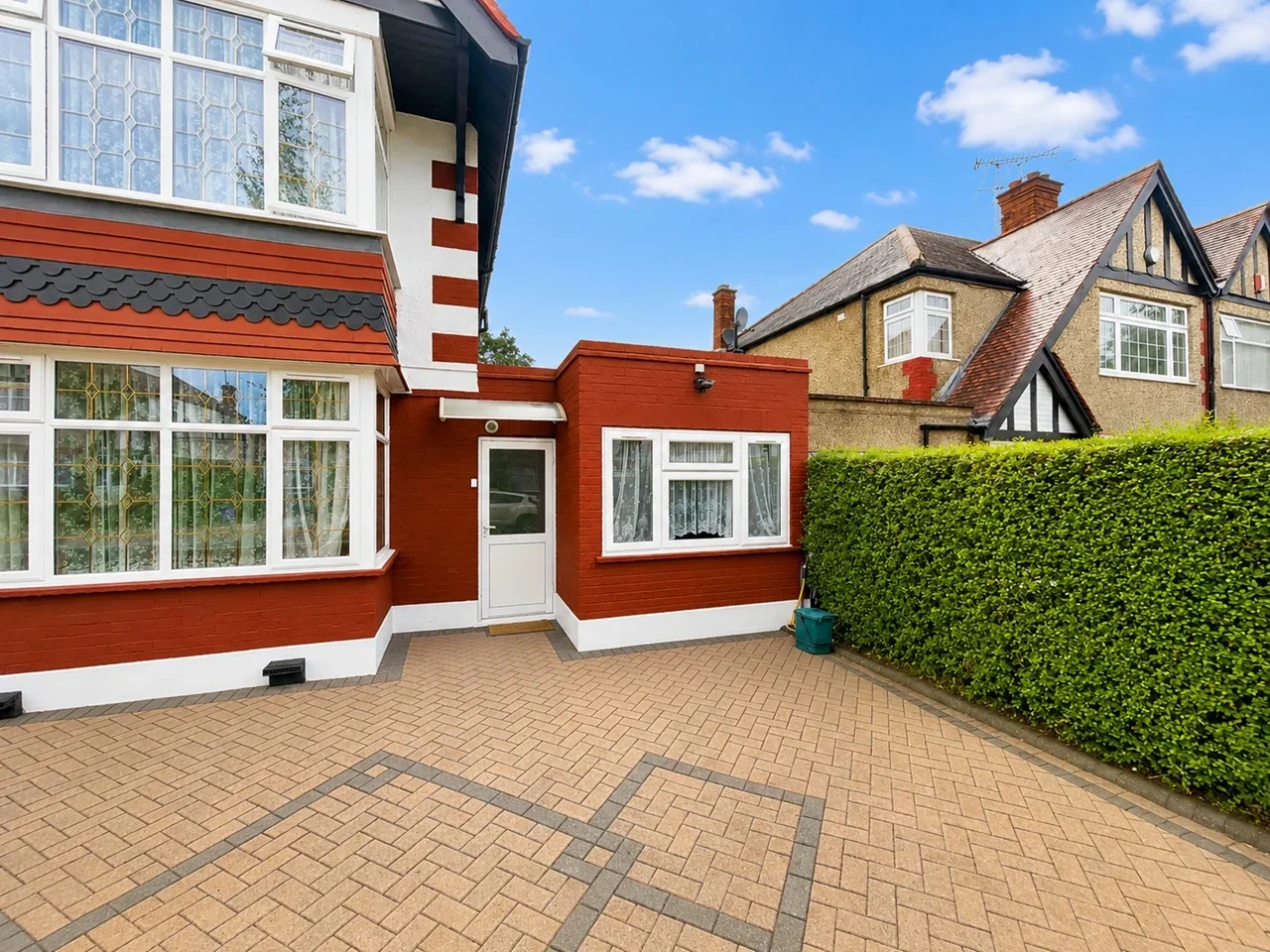 Flat Holt Road in Greater London