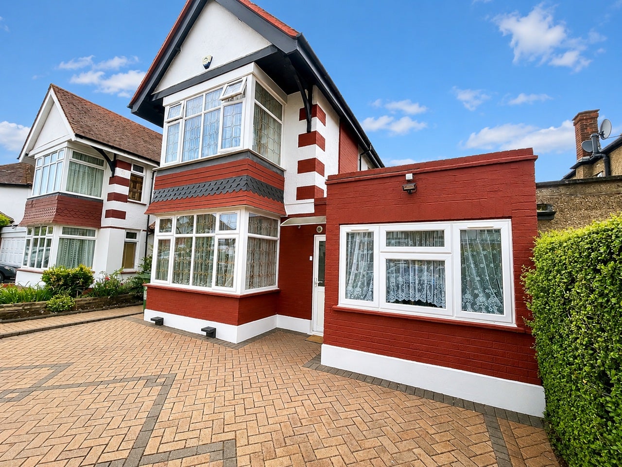 Flat Holt Road in Greater London