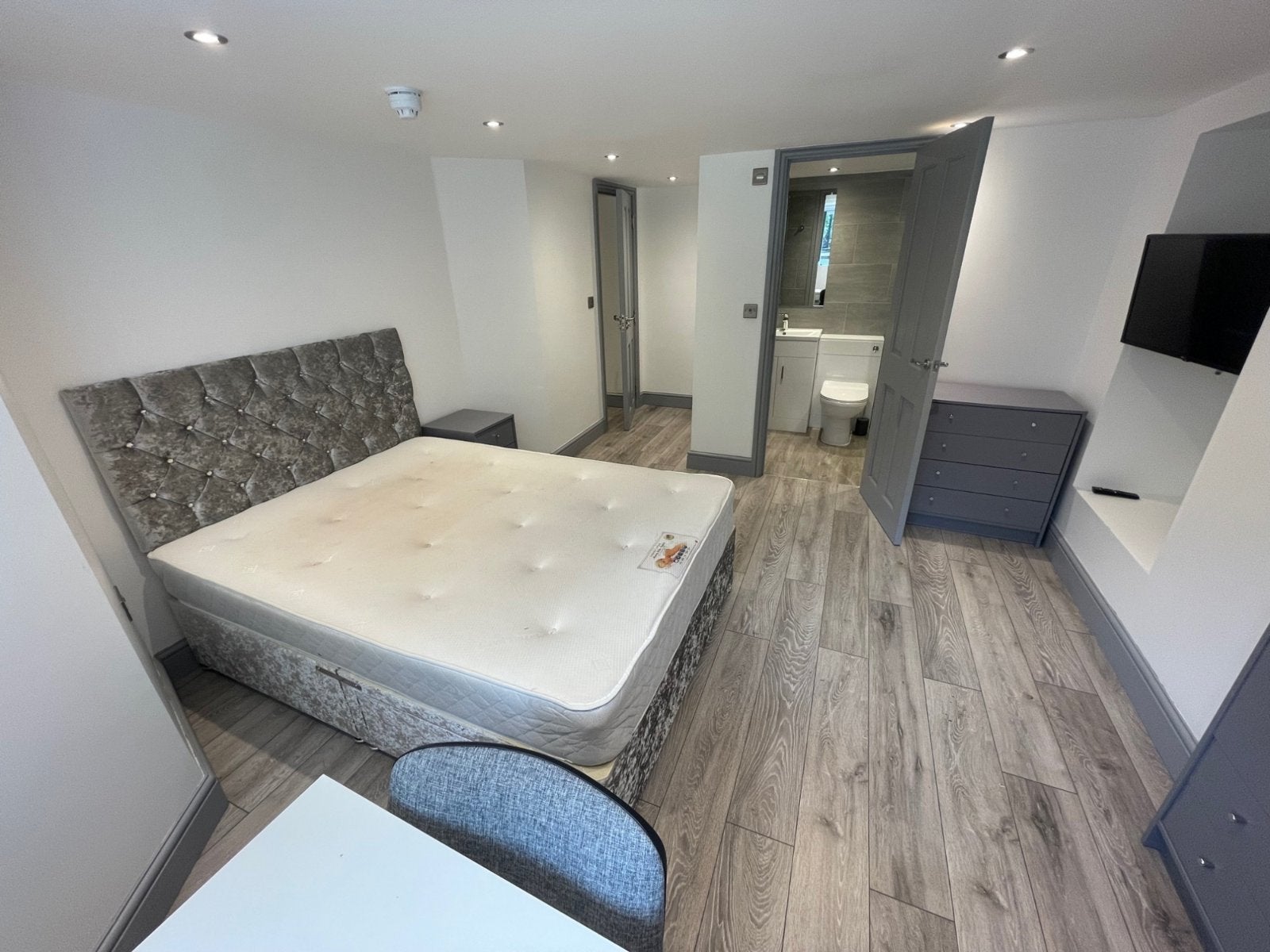 Flat Kirkstall Lane in Leeds