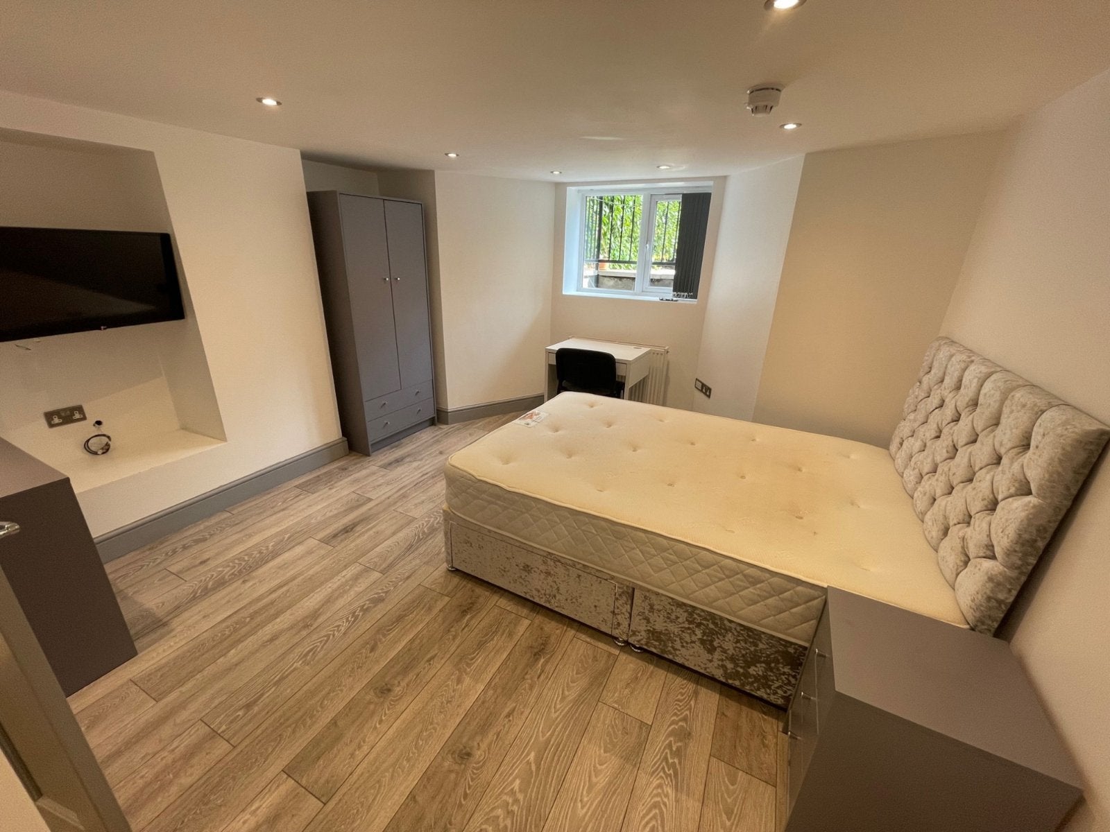 Flat Kirkstall Lane in Leeds