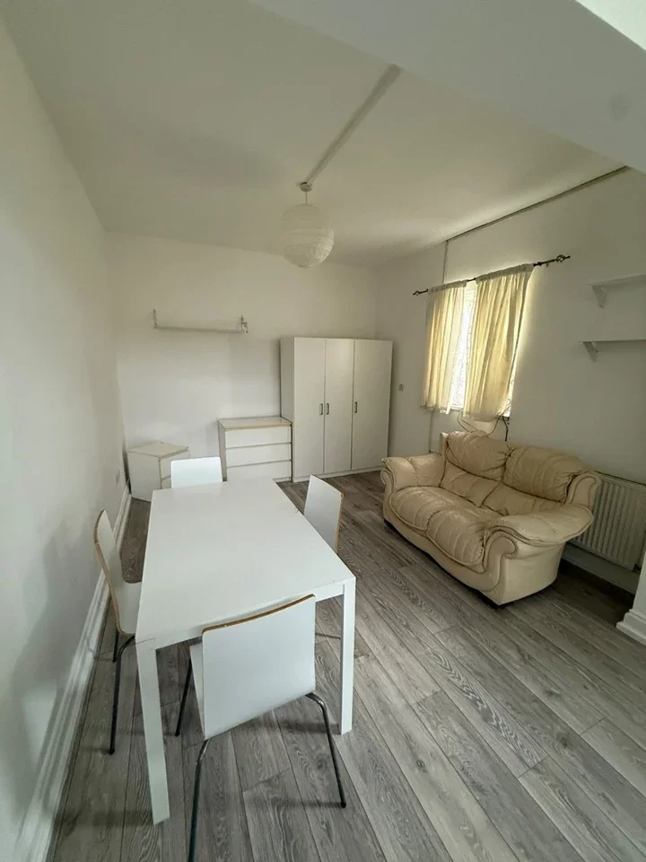 Flat Sevington Road in Greater London
