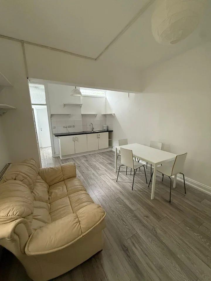Flat Sevington Road in Greater London