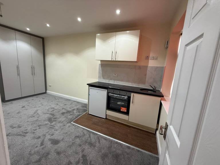 Room Bowrons Avenue in Greater London