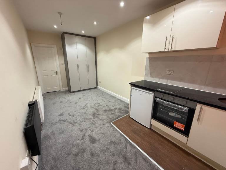 Room Bowrons Avenue in Greater London