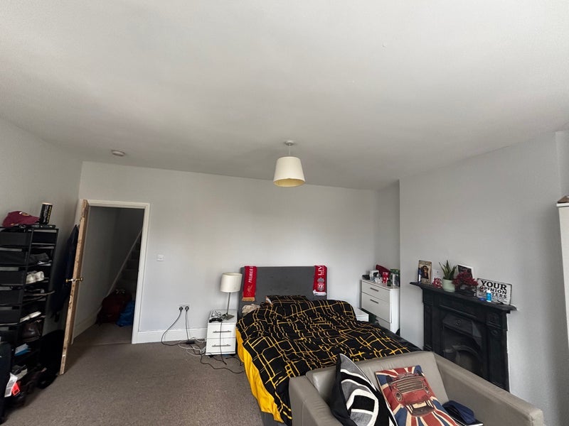 Room Stirling Road in Greater London