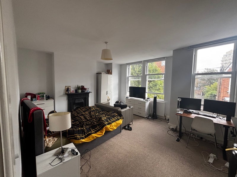 Room Stirling Road in Greater London