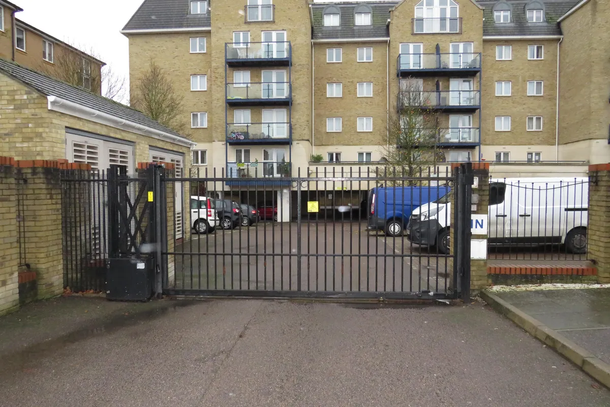 Flat Taverners Way in Hoddesdon
